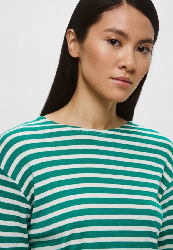 Лонгслив Closed