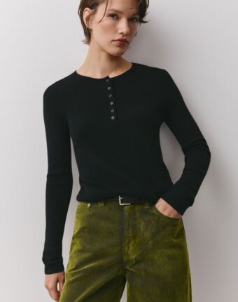 Джемпер приталенный на пуговицах с содержанием шерсти женщинам