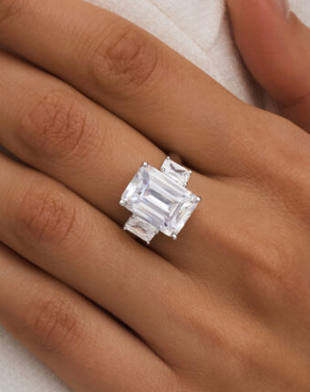 Серебряное крупное кольцо ГРАЦИЯ с фианитами MIE женщинам