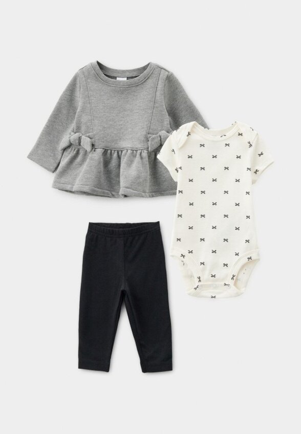 Лонгслив, брюки и боди Carter’s