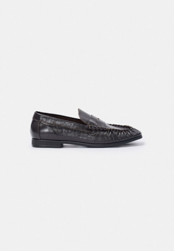 Лоферы из натуральной кожи с тиснением