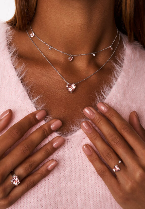 Серебряное колье-чокер ЛЮБОВЬ с розовыми сердцами MIE