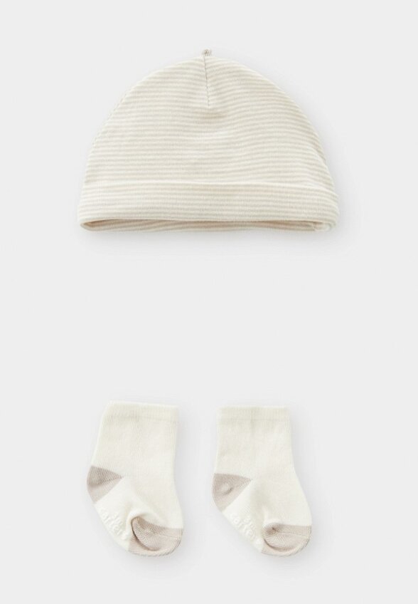 Лонгслив, брюки и шапка Carter’s