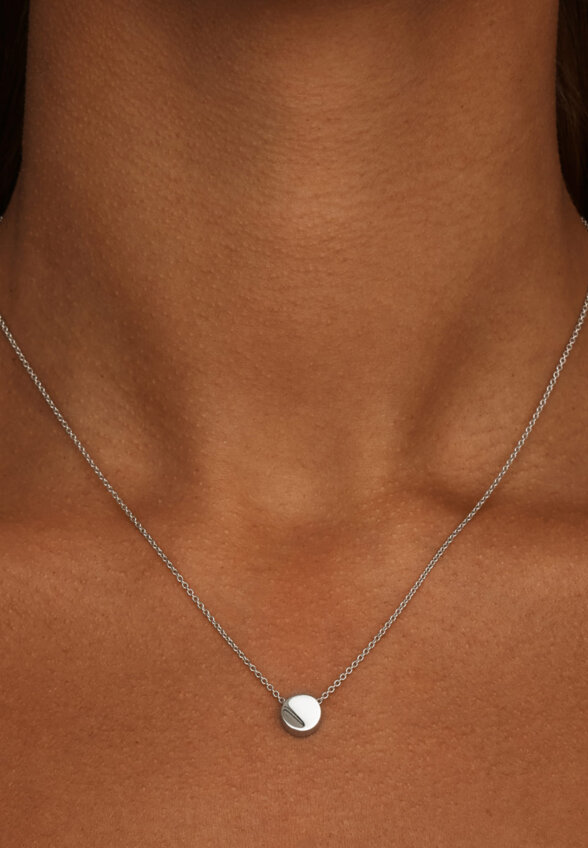 Серебряное колье с круглой подвеской MIE