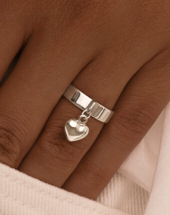 Широкое серебряное кольцо с подвеской сердцем MIESTILO MIE женщинам