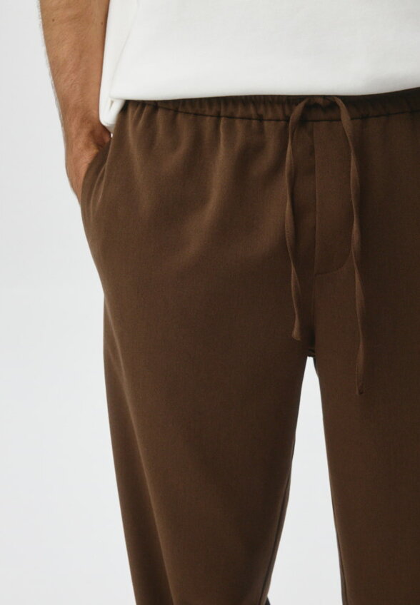 Брюки slim fit со средней посадкой