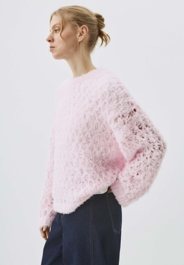 Ажурный джемпер из пушистой пряжи