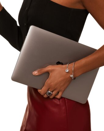 Серебряный жесткий браслет с ассиметричными фианитами в огранке Эмеральд MIE женщинам