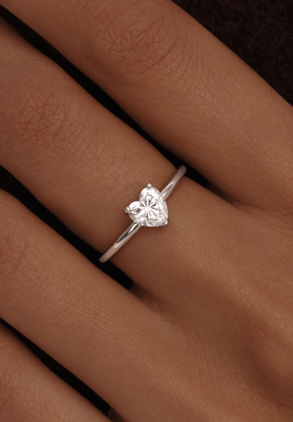 Тонкое кольцо с фианитом в огранке сердце MIESTILO MIE