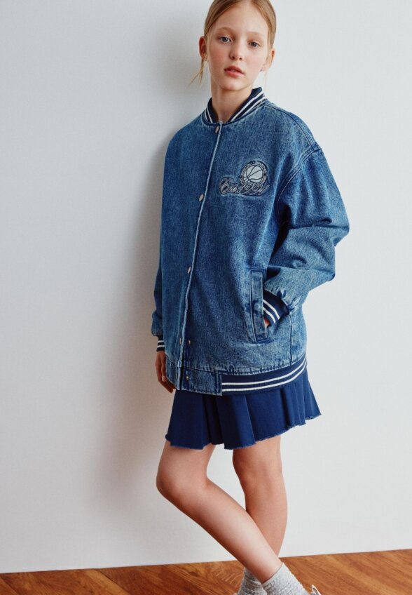 Джинсовый бомбер в стиле преппи детский