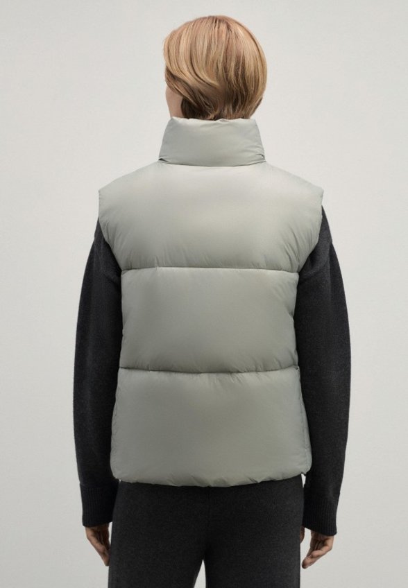 Жилет утепленный Zarina