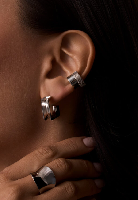 Широкое кольцо вогнутой формы из серебра MIE