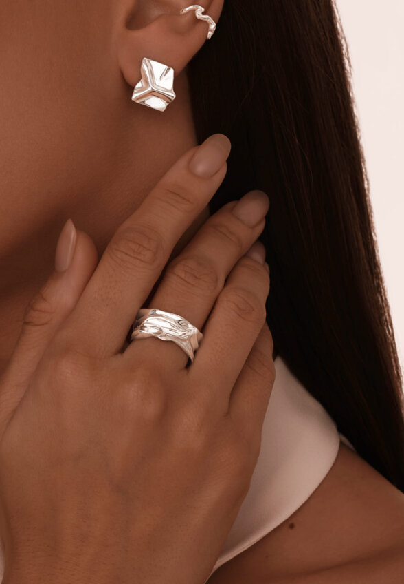 Широкое серебряное кольцо с мятым эффектом MIESTILO  MIE