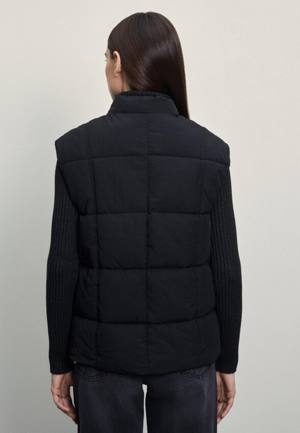 Жилет утепленный Zarina