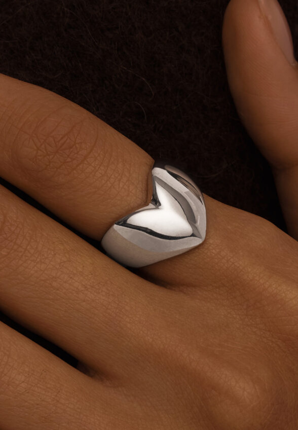 Серебряное регулируемое кольцо в форме сердца MIESTILO MIE