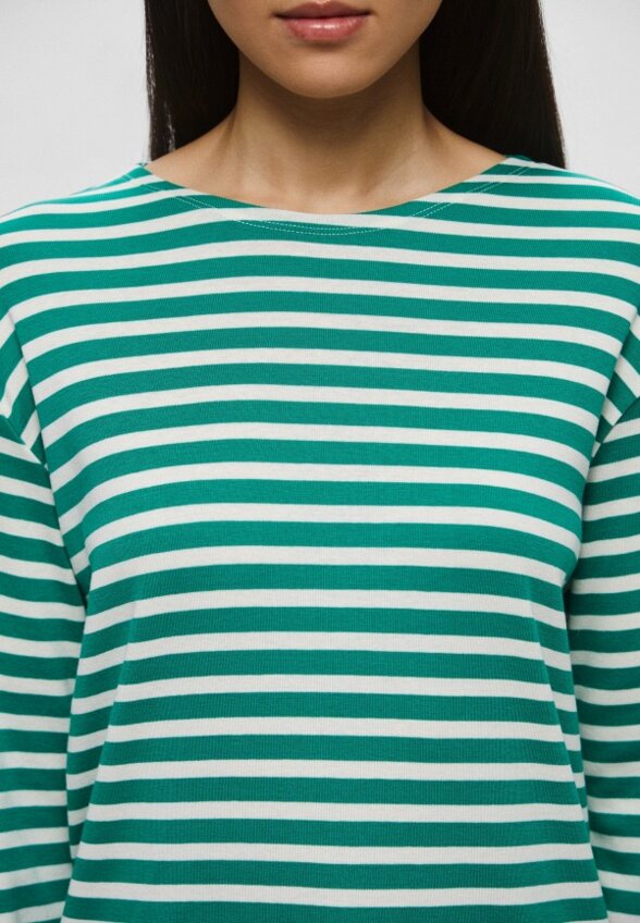 Лонгслив Closed