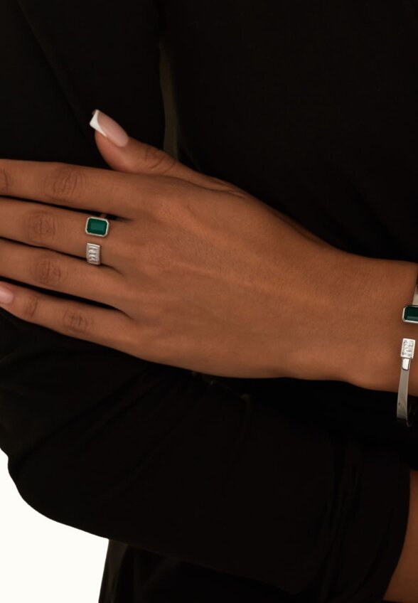 Серебряное кольцо ГАРМОНИЯ с зеленым агатом и фианитами MIE