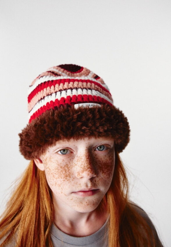 Шапка с меховой отделкой для девочек