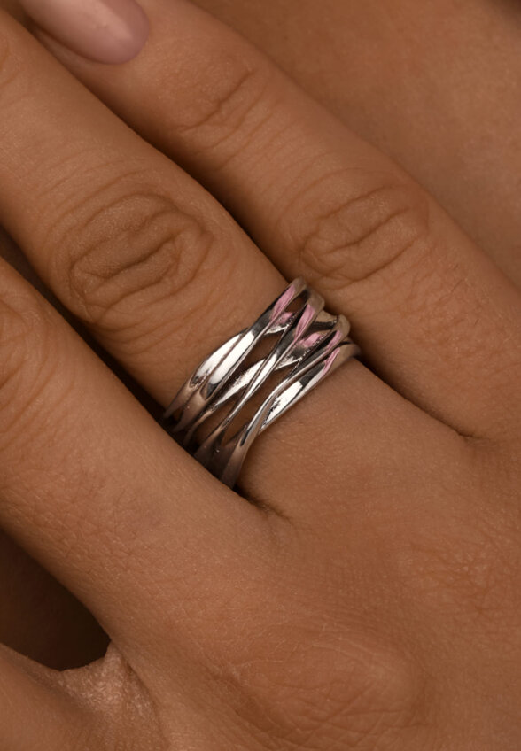 Широкое серебряное кольцо с рельефом MIESTILO  MIE