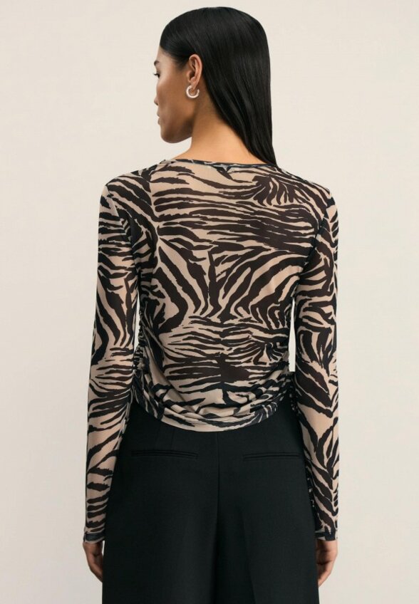 Лонгслив Zarina