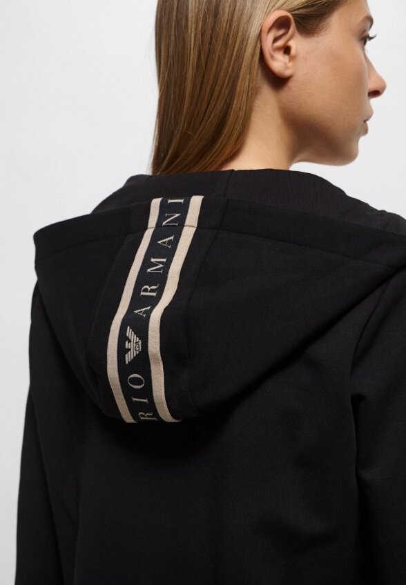 Толстовка EA7