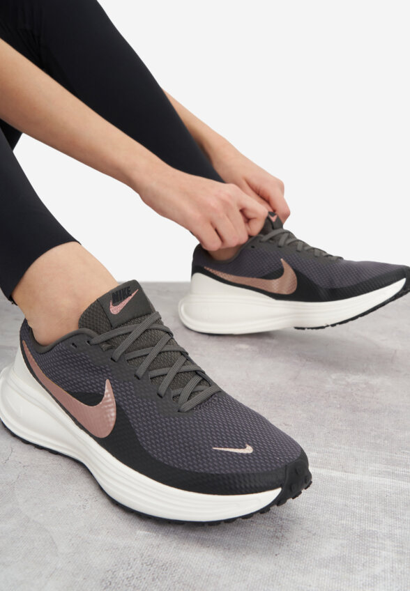 Кроссовки женские Nike Revolution 8, Черный