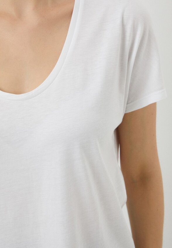 Футболка Bstatement