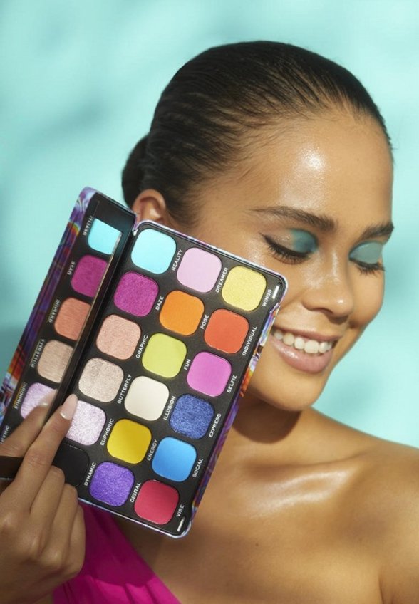 Палетка теней из 18 цветов Revolution