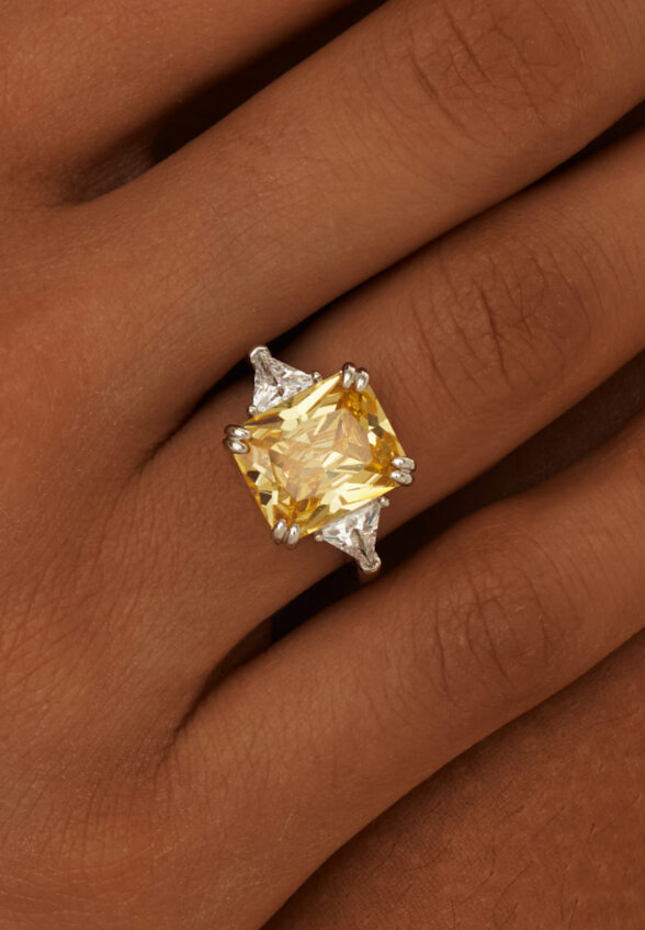Серебряное крупное кольцо с желтым фианитом MIE