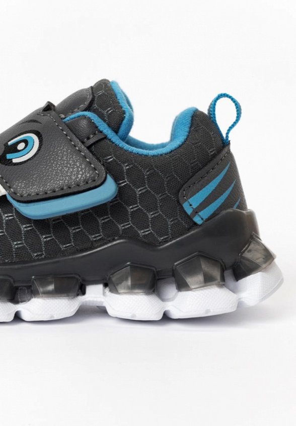 Кроссовки Tikkago