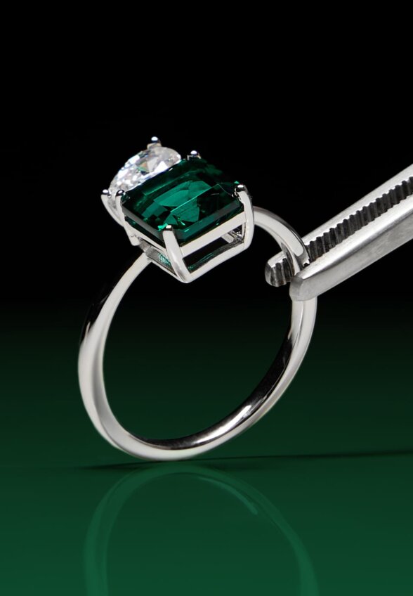 Серебряное кольцо АУРА с выращенным изумрудом MIE