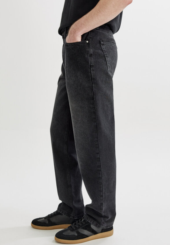 Джинсы прямого кроя со средней посадкой