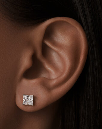 Cеребряные квадратные серьги-гвоздики с фианитом 6 мм MIE женщинам