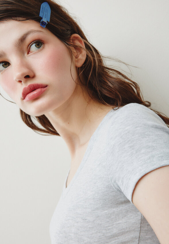 Укороченная футболка с треугольным вырезом из линейки SELA Young