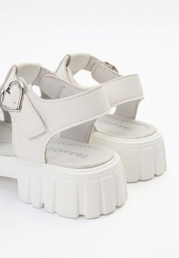 Босоножки Tikkago