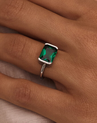 Серебряное кольцо-солитер с зеленым фианитом MIESTILO  MIE женщинам