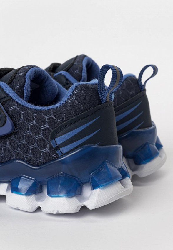 Кроссовки Tikkago