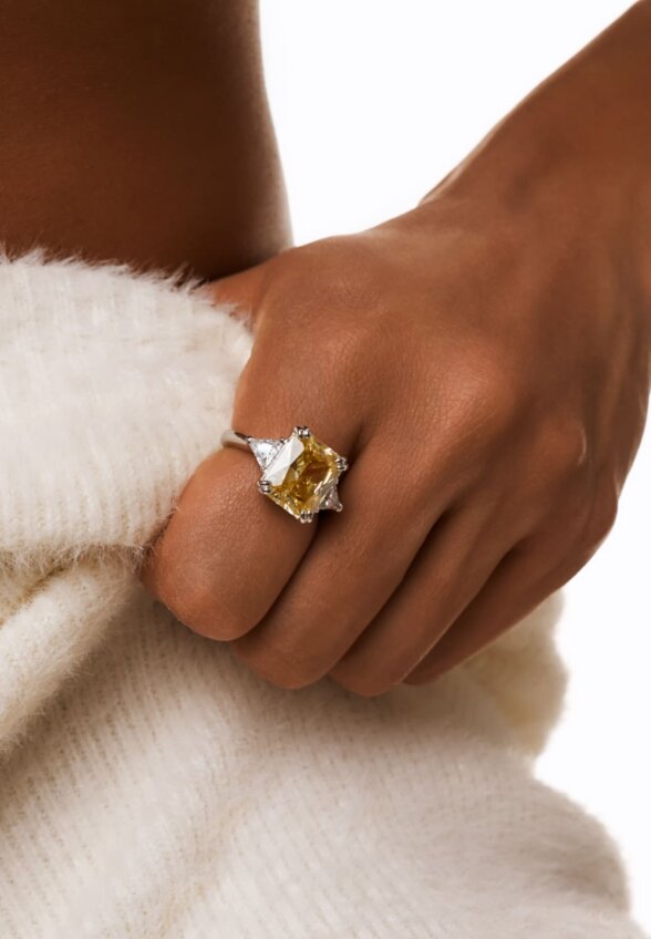 Серебряное крупное кольцо с желтым фианитом MIE