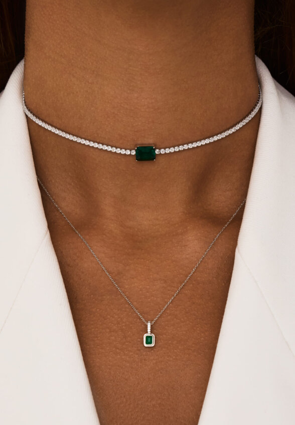Теннисное серебряное колье-чокер с зеленым фианитом MIE