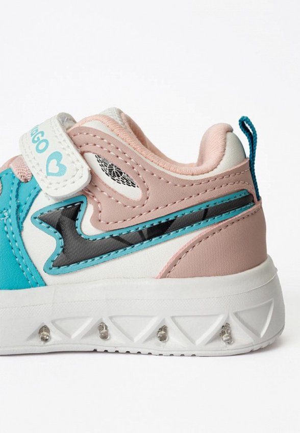 Кроссовки Tikkago