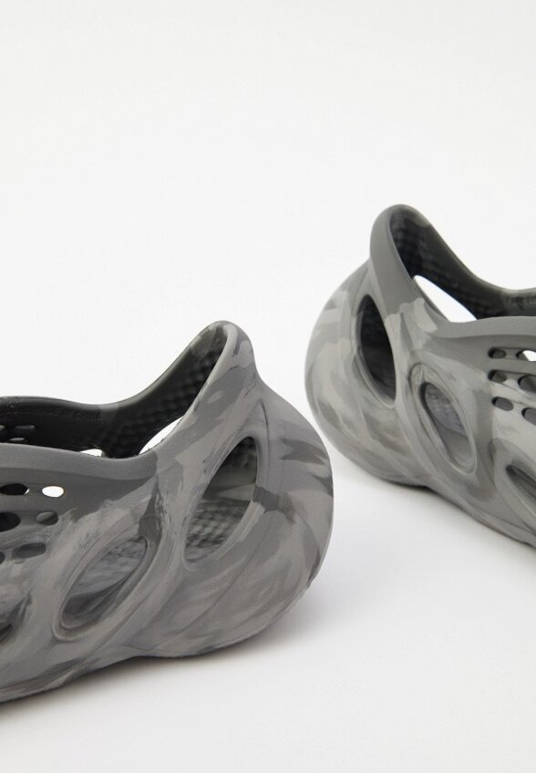 Кроссовки adidas YEEZY