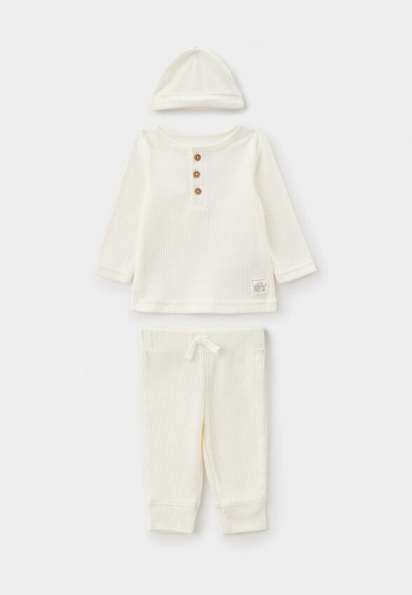 Лонгслив, брюки и шапка Carter’s