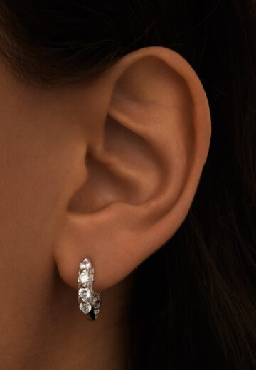 Серебряные серьги-кольца из фианитов в огранке Круг MIE