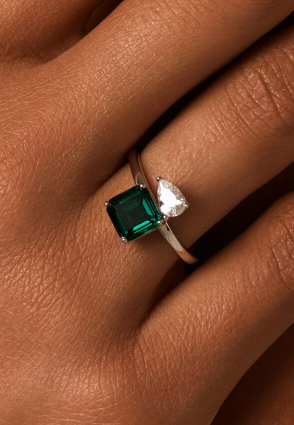 Серебряное кольцо АУРА с выращенным изумрудом MIE