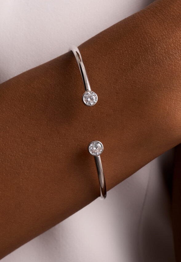 Серебряный жесткий браслет с круглыми фианитами MIE