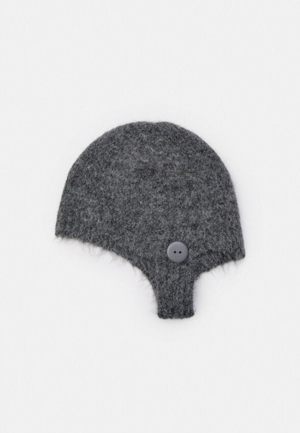 Вязаная шапка-чепчик с содержанием шерсти