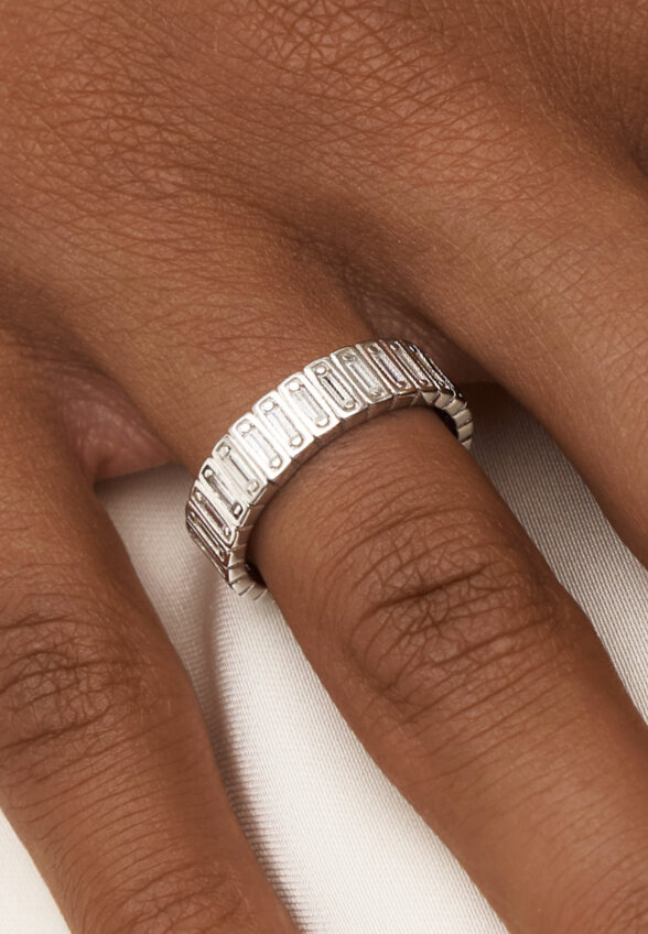 Широкое серебряное кольцо с дорожкой из фианитов в огранке багет MIESTILO  MIE