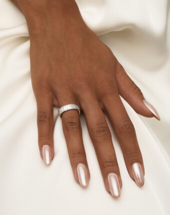 Широкое серебряное кольцо с дорожкой из фианитов в огранке багет MIESTILO  MIE женщинам