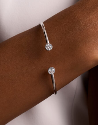 Серебряный жесткий браслет с круглыми фианитами MIE женщинам