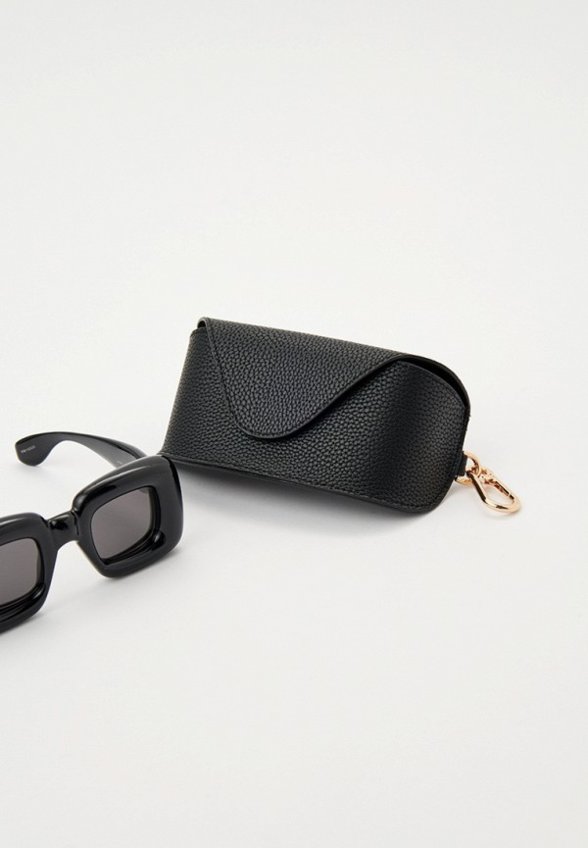 Очки солнцезащитные Loewe